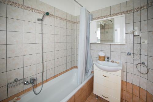 Ένα μπάνιο στο Villa Lenio Perithia Loutses