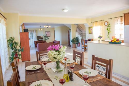 Φωτογραφία από το άλμπουμ του Villa Lenio Perithia Loutses στην Περίθεια