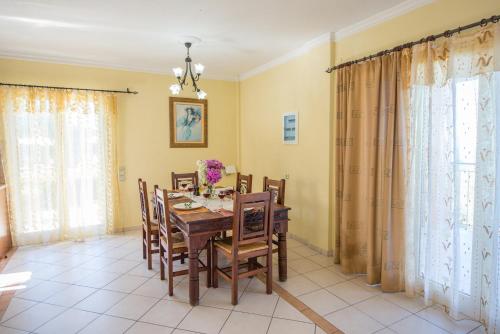 Χώρος καθιστικού στο Villa Lenio Perithia Loutses