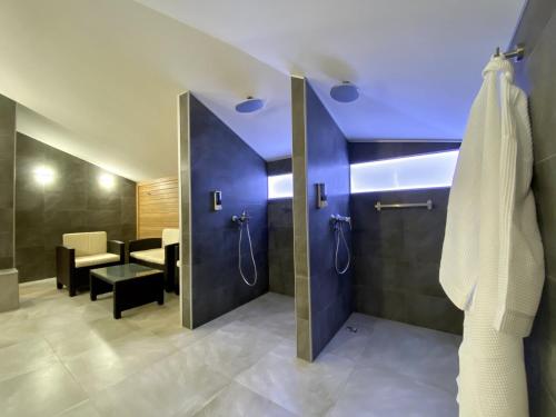 y baño con cabina de ducha y lavabo. en Отель «БИАНКИ», en Velikiy Novgorod