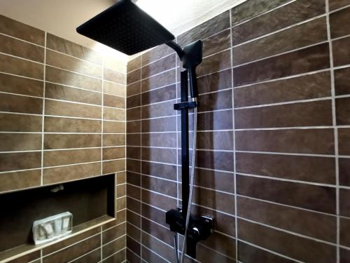 Un baño de PARMA EXPRESS Traveller's Lodging front Station FS Privat PARKING