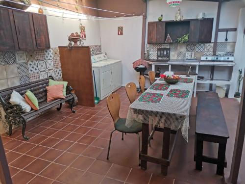 sala de estar con mesa y cocina en Casa Irazu, en Cartago
