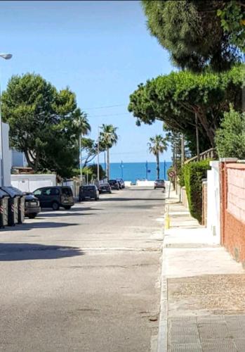 an empty street with the ocean in the background at Cozy Chalet - playa a 200m in Chiclana de la Frontera