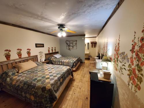 Postel nebo postele na pokoji v ubytování Jamesport Inn