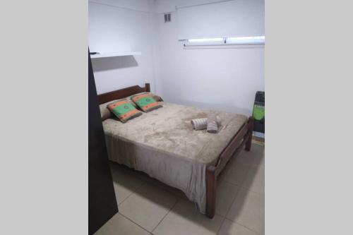 een slaapkamer met een bed met 2 kussens erop bij home rent in La Plata