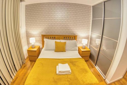 Tempat tidur dalam kamar di Luxury Two Bed City Apartment -The Hub