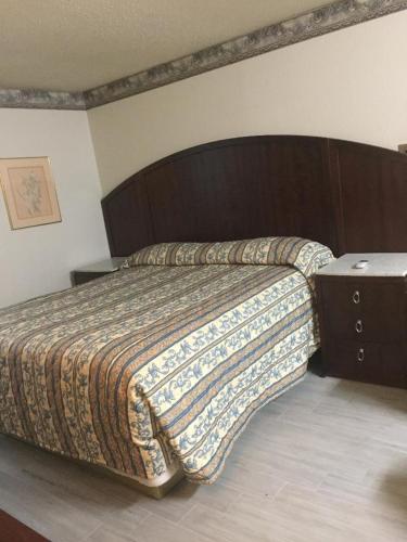 Ένα ή περισσότερα κρεβάτια σε δωμάτιο στο Regency Inn