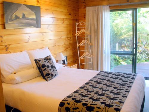 una camera con letto e finestra di Andrea's Bed & Breakfast a Whitianga