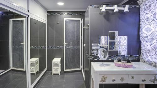 A bathroom at Villa Maday
