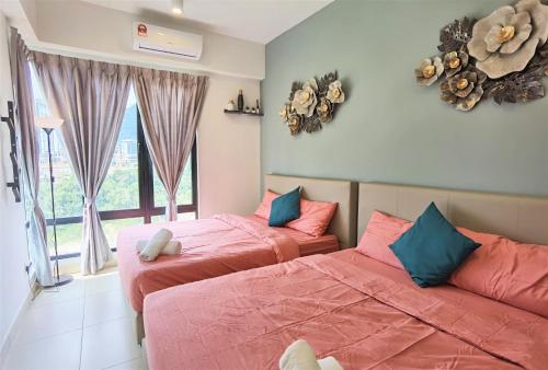 1 dormitorio con 2 camas y ventana en Tropical Houz@Midhill Genting Highlands (Free Wi-Fi), en Genting Highlands