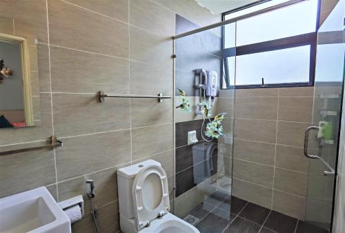 a bathroom with a toilet and a sink and a shower at Tropical Houz@Midhill Genting Highlands (Free Wi-Fi) in Genting Highlands