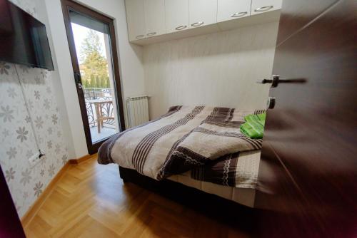 Postel nebo postele na pokoji v ubytování Zlatibor Apartman KRF 04