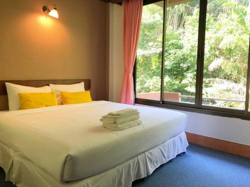 Postel nebo postele na pokoji v ubytování Betong Hill Hotel โรงแรมเบตง ฮิลล์