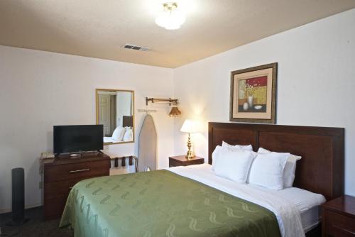 Quality Inn Yosemite Valley Gatewayにあるベッド