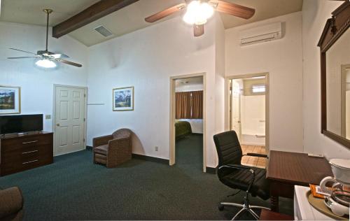 Quality Inn Yosemite Valley Gatewayにあるテレビまたはエンターテインメントセンター