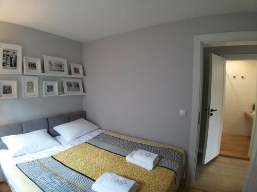 a bedroom with a bed with two towels on it at Przystań na Zagórzu - Apartamenty nad jeziorem in Drezdenko