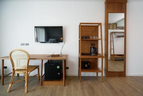 A television and/or entertainment centre at Himku Hotel - adult only