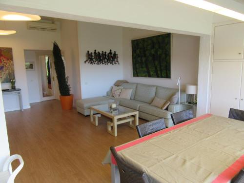 sala de estar con sofá y mesa en Villa in Duna Golf, en Playa del Inglés