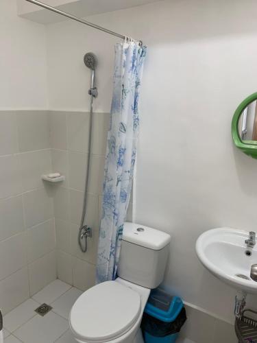 JDP Residences في بوتوان: حمام مع مرحاض ومغسلة
