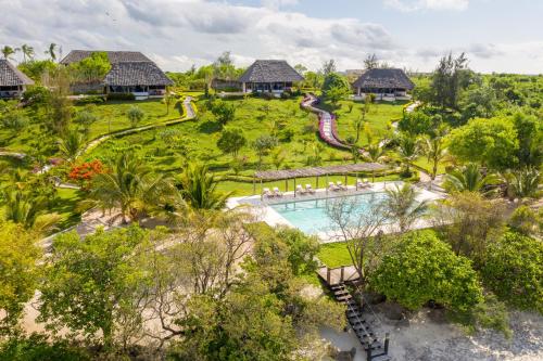 een luchtzicht op een resort met een zwembad bij Jua Retreat in Michamvi