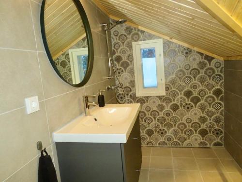uma casa de banho com um lavatório e um espelho em B&B Adventures em Äkäslompolo