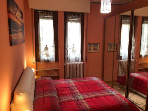 1 dormitorio con 1 cama y ventanas en Nico&Cinzia Apartments, en Milán