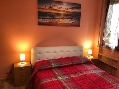 1 dormitorio con 1 cama y 2 lámparas en las mesas en Nico&Cinzia Apartments, en Milán