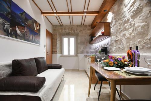 salon z kanapą i stołem w obiekcie Studio Apartment San Matteo in Dubrovnik w Dubrowniku