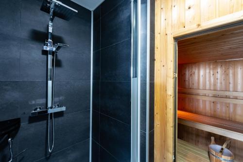 um chuveiro numa casa de banho com uma parede preta em Antibes 198 - Kustpark Village Scaldia em Hoofdplaat