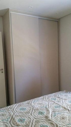Ένα ή περισσότερα κρεβάτια σε δωμάτιο στο Lindo apartamento Riverside Imbassaí
