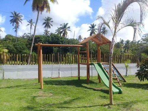 Ο χώρος παιχνιδιού για παιδιά στο Lindo apartamento Riverside Imbassaí