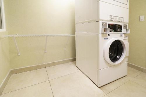 a white washer and dryer in a laundry room at Holiday Inn Hotel & Suites Hermosillo Aeropuerto by IHG in Hermosillo