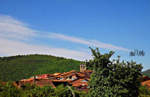 un grupo de casas en la cima de una colina en Casa Melania, en Cepeda