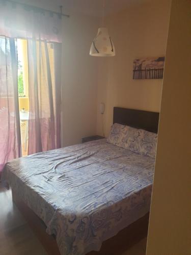 una camera da letto con un letto con un piumone blu di Precioso Apartamento en la Costa del Sol a Fuengirola