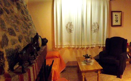 - un salon avec un canapé, une chaise et une table dans l'établissement Casa Melania, à Cepeda