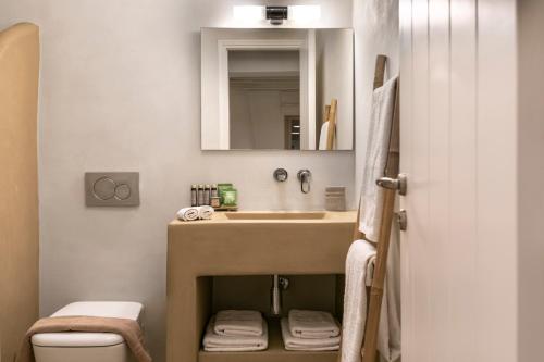 Ванная комната в White Tinos Luxury Suites