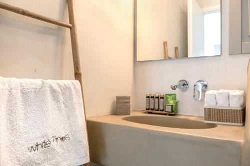Фотография из галереи White Tinos Luxury Suites в городе Stení