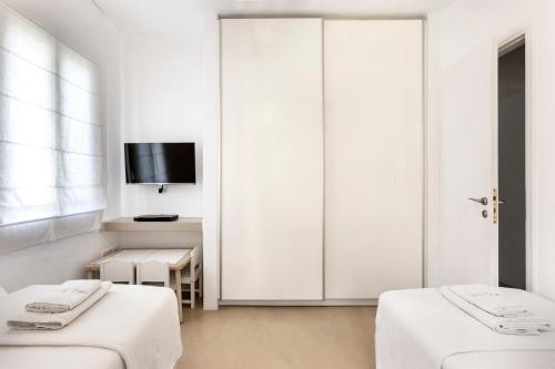 Кровать или кровати в номере White Tinos Luxury Suites