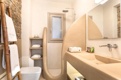 Ванная комната в White Tinos Luxury Suites