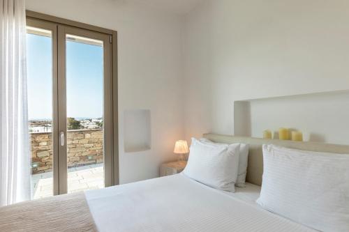 Кровать или кровати в номере White Tinos Luxury Suites