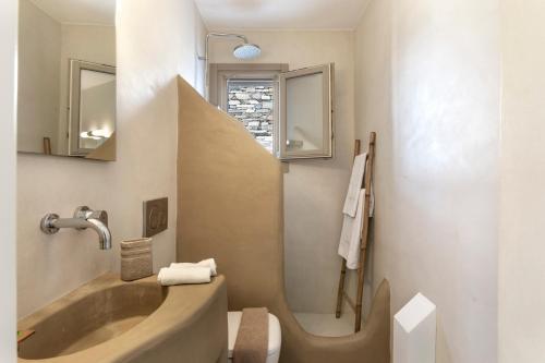 Ванная комната в White Tinos Luxury Suites