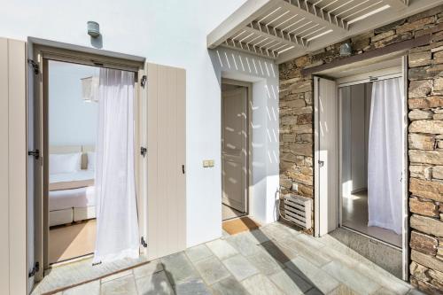 Kúpeľňa v ubytovaní White Tinos Luxury Suites