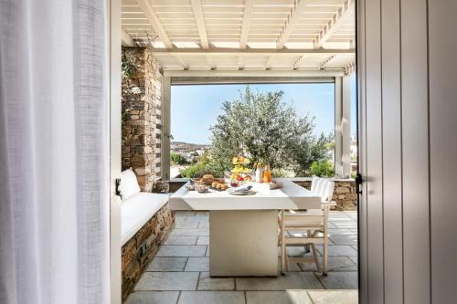 Балкон или терраса в White Tinos Luxury Suites
