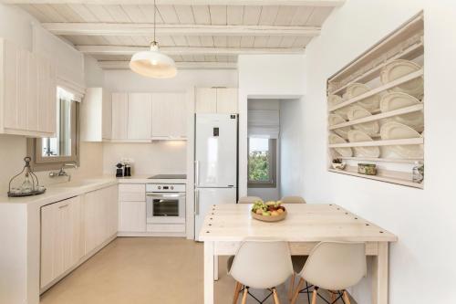 Кухня или мини-кухня в White Tinos Luxury Suites
