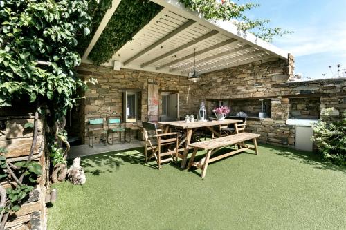 Сад в White Tinos Luxury Suites