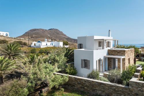 White Tinos Luxury Suites في Stení: منزل مطل على الصحراء