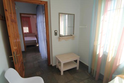 een hal met een tafel en een spiegel in een kamer bij VILLA RELAX in Skala Kallirakhis