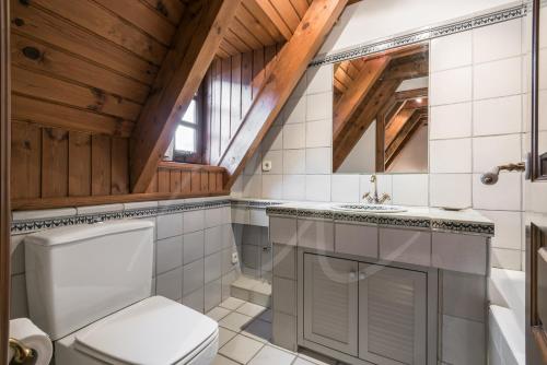 bagno con servizi igienici e lavandino di Casa Ferrera by SeaMount Rentals a Escuñau
