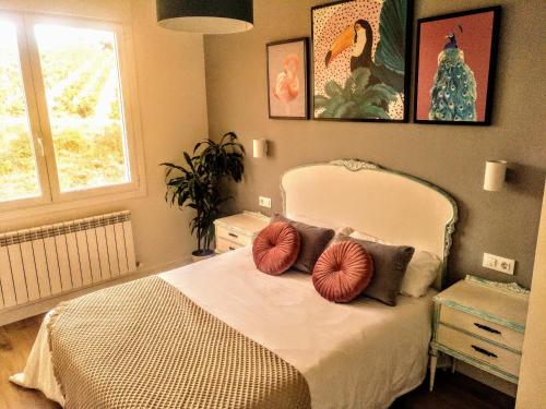 um quarto com uma cama com duas almofadas em Apartamento Gaztainondoak(II)A 10min de Laguardia em Lanciego