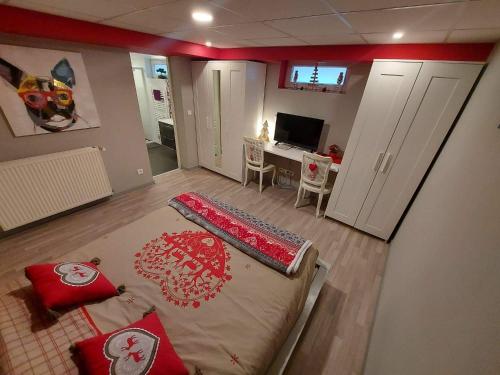 an overhead view of a living room with a bed and a desk at Résidence "Au Charron de Geis'pitz" in Geispolsheim